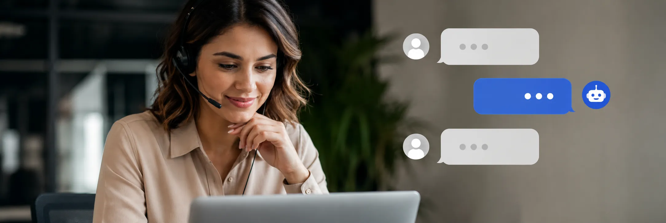 Profesional trabajando en su laptop junto a una interfaz de chat que muestra una conversación con un asistente de IA